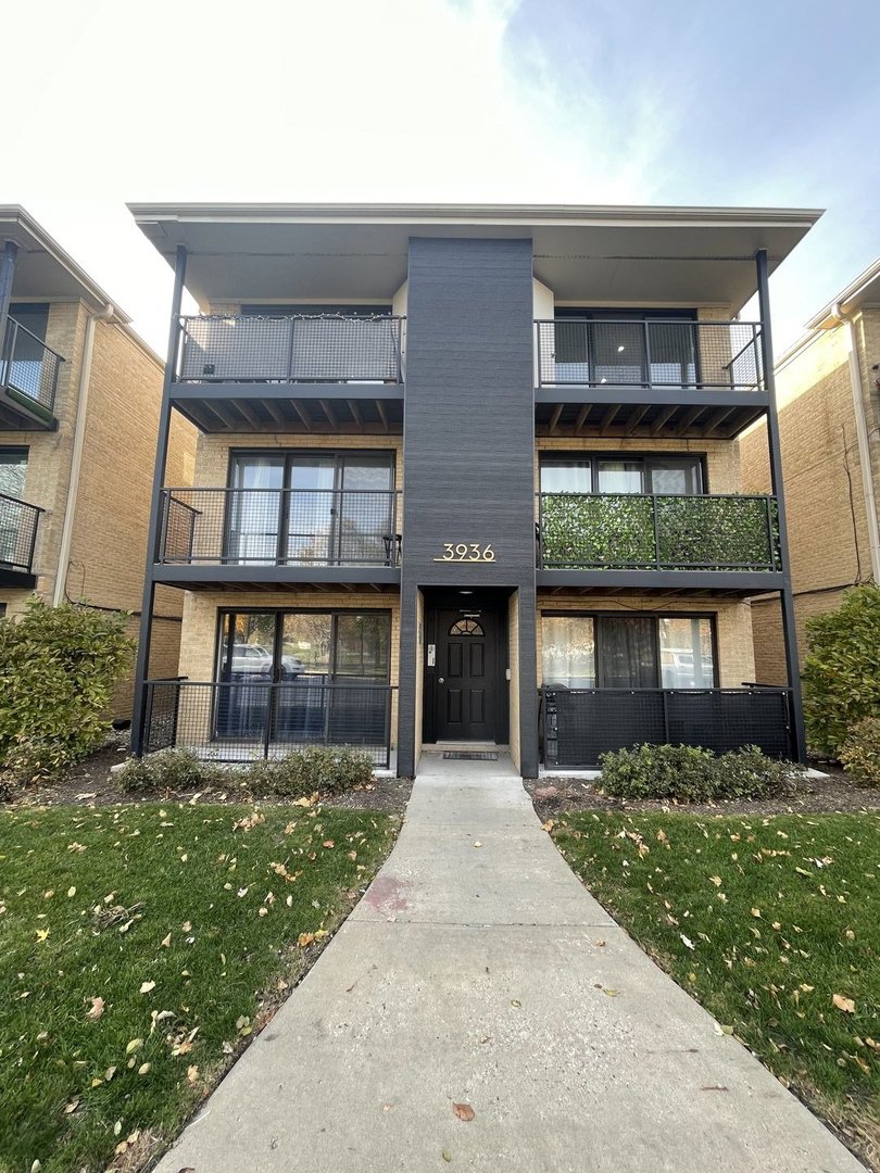 3936 N Narragansett 2N